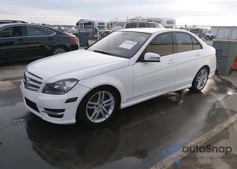 2013 Mercedes-Benz C 250 Sport z USA, uszkodzony, nr VIN WDDGF4HB2DR287519